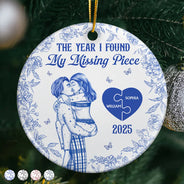 Love,Christmas,Gift For Wife,Gift For Husband,Gift For Couples,Gift For Boyfriend,Gift For Girlfriend - The Year I Found My Missing Piece Kissing Couples Toile - Personalized Circle Ceramic Ornament