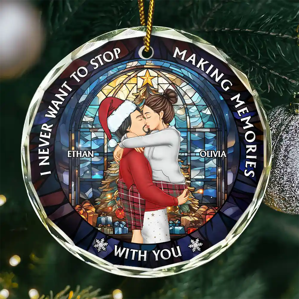 Christmas,Gift For Couples,Gift For Husband,Gift For Wife,Gift For Boyfriend,Gift For Girlfriend,Happy - Christmas Couple Kissing Stained Glass Making Memories - Personalized Circle Glass Ornament
