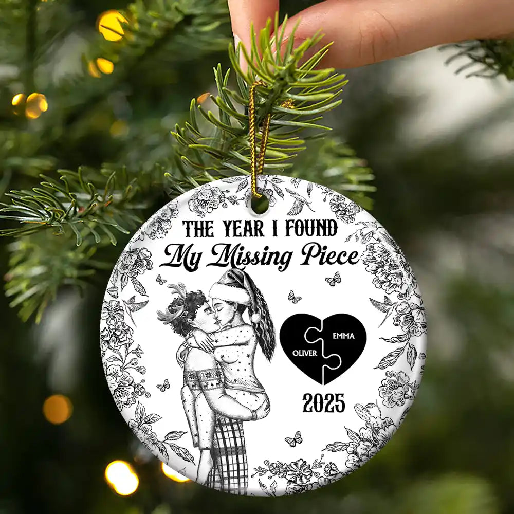 Love,Christmas,Gift For Wife,Gift For Husband,Gift For Couples,Gift For Boyfriend,Gift For Girlfriend - The Year I Found My Missing Piece Kissing Couples Toile - Personalized Circle Ceramic Ornament