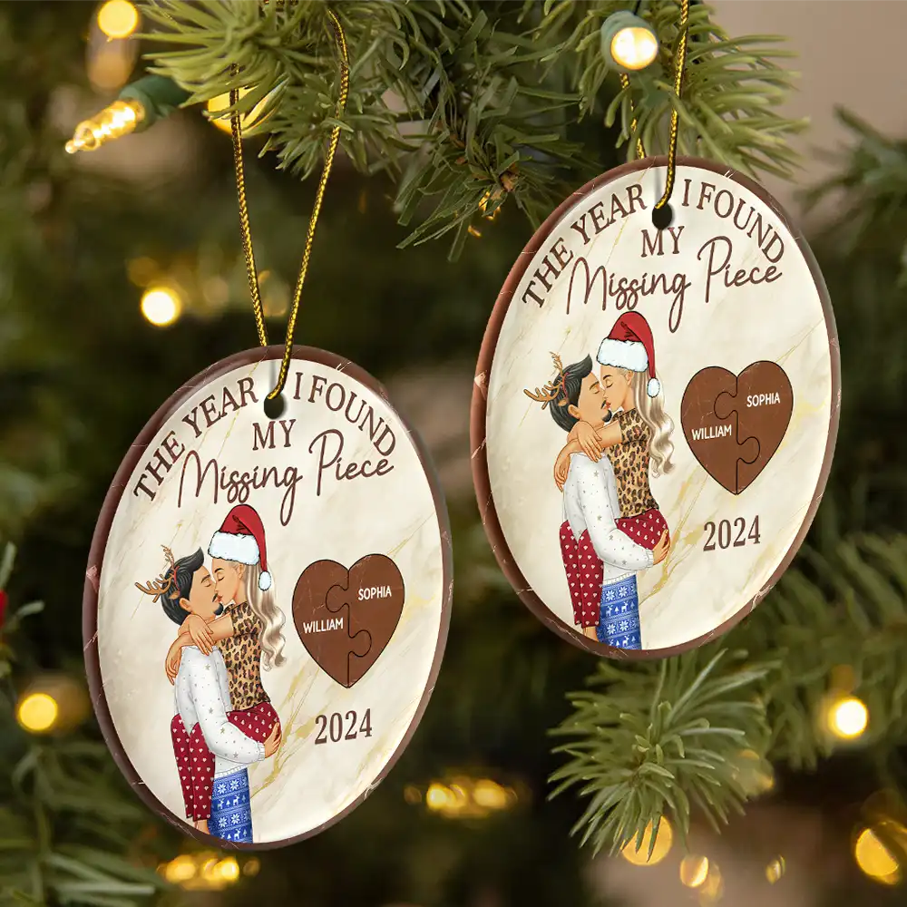 Gift For Couples, Gift For Husband, Gift For Wife, Gift For Boyfriend, Gift For Girlfriend - The Year I Found My Missing Piece Kissing Couples - Personalized Circle Ceramic Ornament