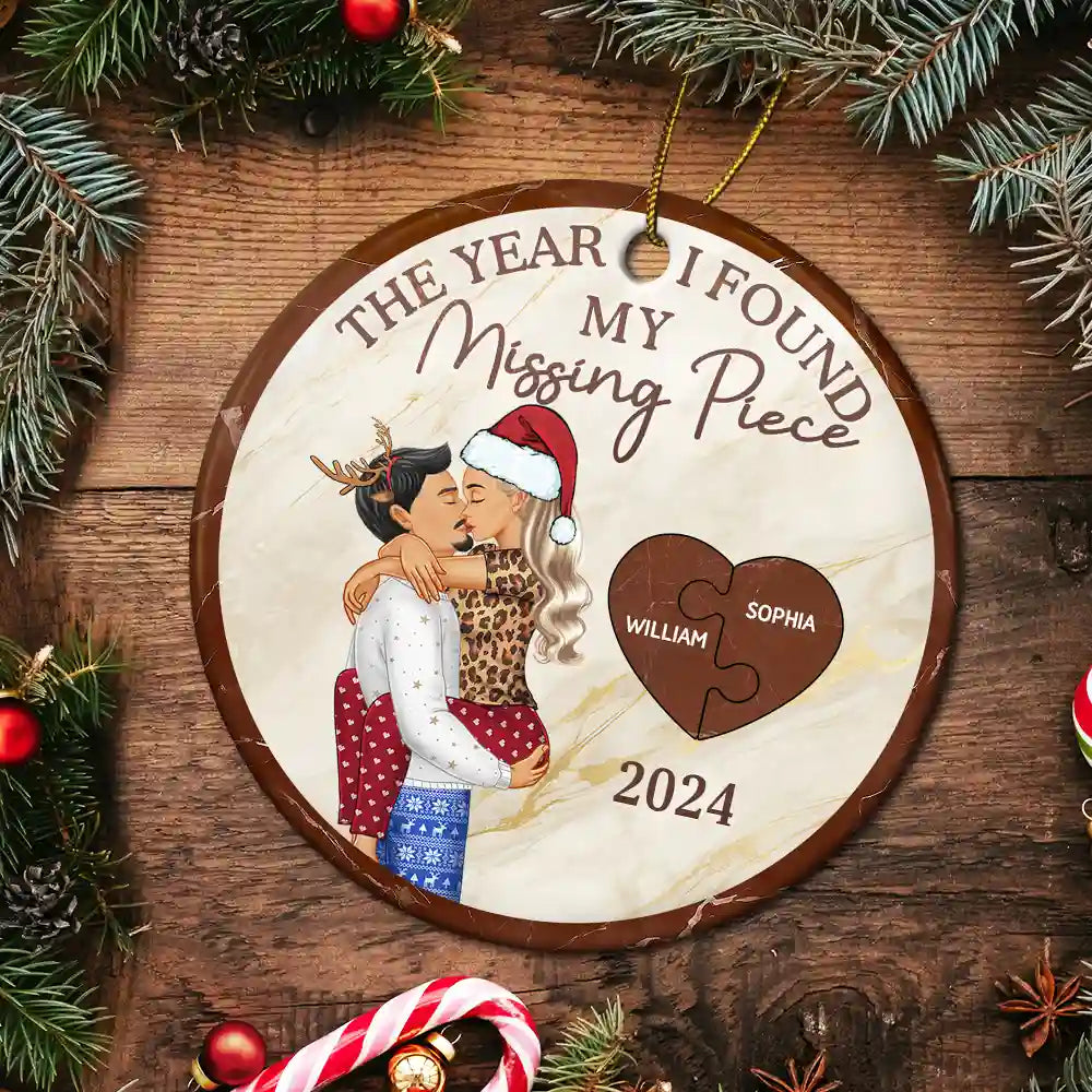 Gift For Couples, Gift For Husband, Gift For Wife, Gift For Boyfriend, Gift For Girlfriend - The Year I Found My Missing Piece Kissing Couples - Personalized Circle Ceramic Ornament