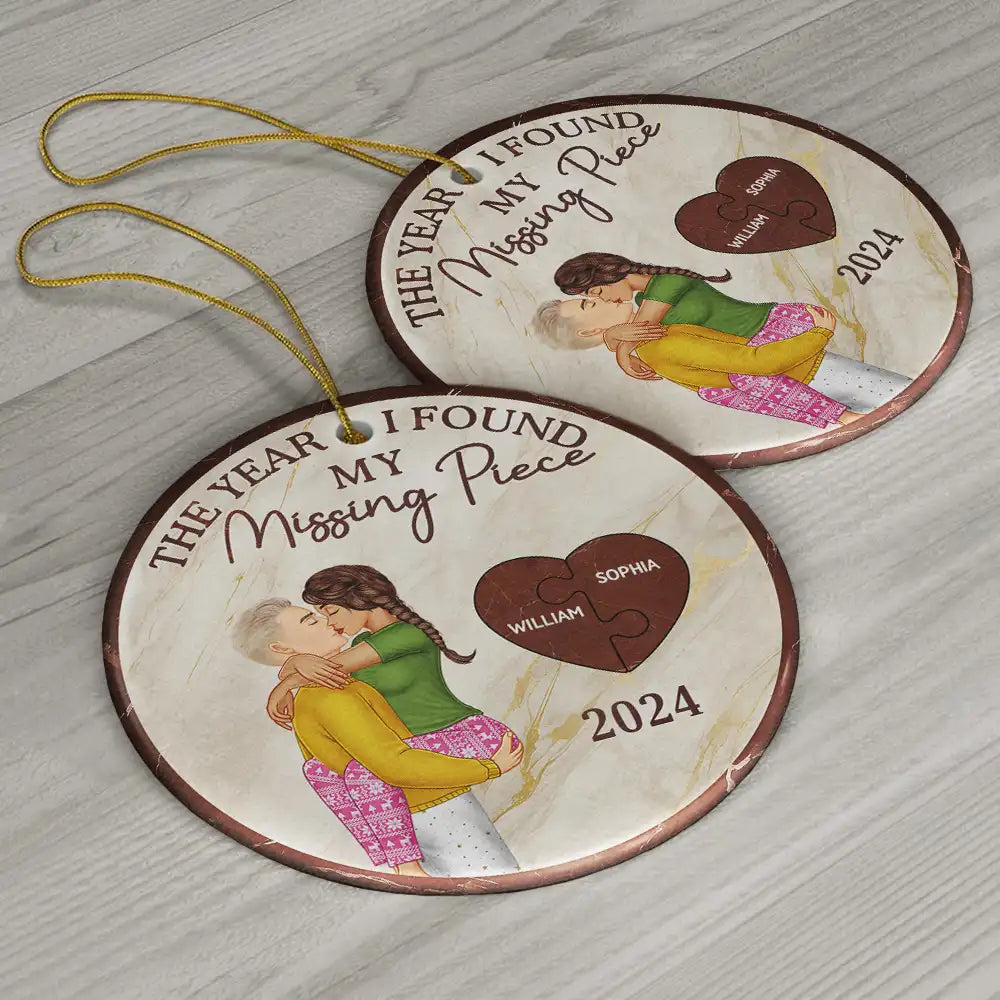 Gift For Couples, Gift For Husband, Gift For Wife, Gift For Boyfriend, Gift For Girlfriend - The Year I Found My Missing Piece Kissing Couples - Personalized Circle Ceramic Ornament