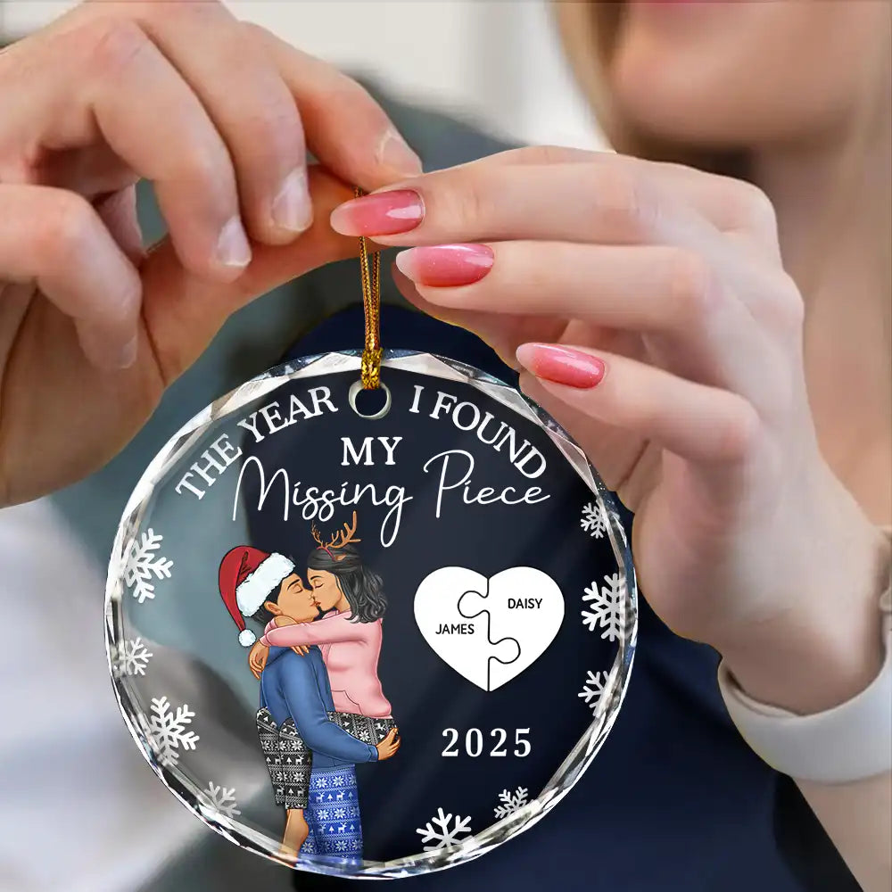 The Year I Found My Missing Piece Kissing Couples - Personalized Circle Glass Ornament