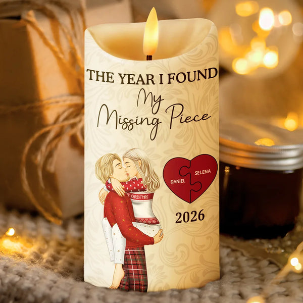 Christmas,Love,Gift For Couples,Gift For Husband,Gift For Wife,Gift For Boyfriend,Gift For Girlfriend,Anniversary - The Year I Found My Missing Piece Kissing Couples - Personalized Flameless LED Candle