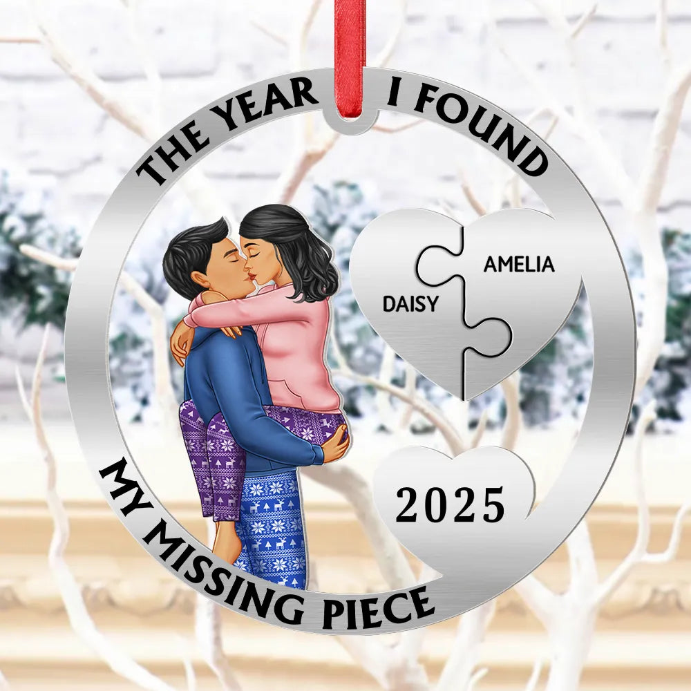 Gift For Couples,Happy,Christmas - The Year I Found My Missing Piece Kissing Couples - Personalized Metal Ornament