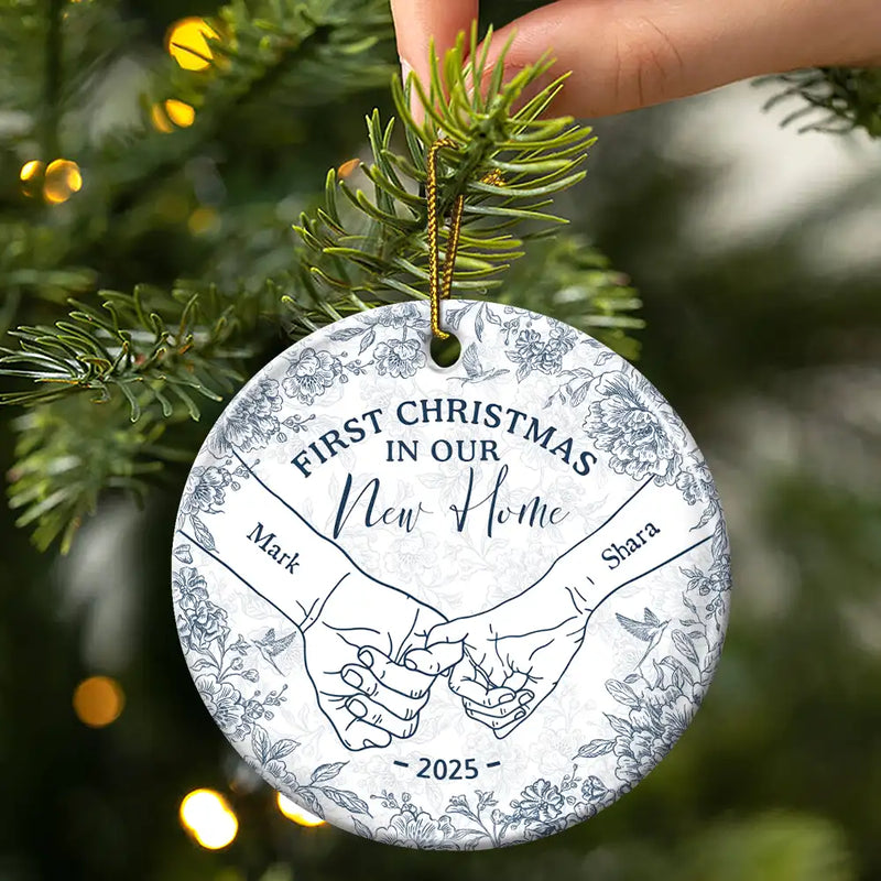 Christmas, Gift For Couples, Gift For Husband, Gift For Wife, Gift For Boyfriend, Gift For Girlfriend, Love - Toile De Jouy Holding Hands First Christmas Couple - Personalized Circle Ceramic Ornament