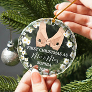 Holding Hands Husband And Wife First Christmas - Personalized Circle Glass Ornament
