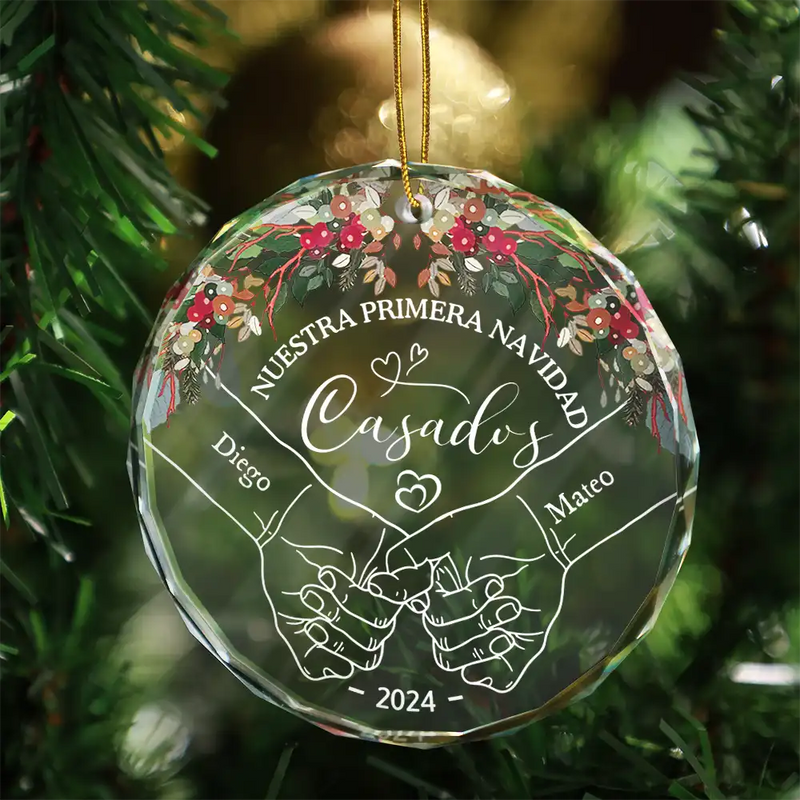 Gift For Couples - Nuestra Primera Navidad Casados - Adorno De Cristal Circular Personalizado